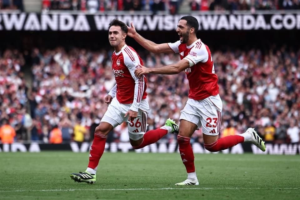 Martin Zubimendi (izq.) celebra uno de los goles del Arsenal.
