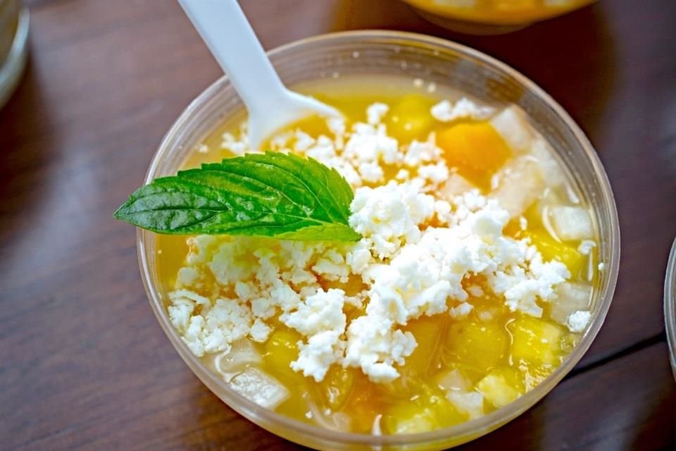 En la gastronomía, la identidad se sirve en platos como el gazpacho moreliano-mezcla fresca de frutas, queso y chile-, la sopa tarasca y las corundas con crema.