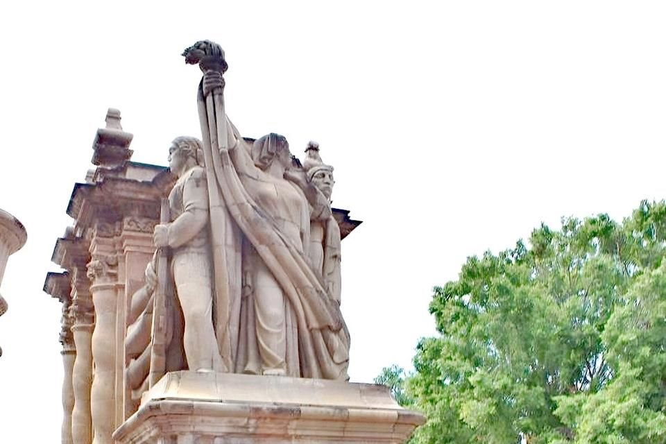 La Plaza de las Tres Garantías y el asta monumental refuerzan su carácter histórico.