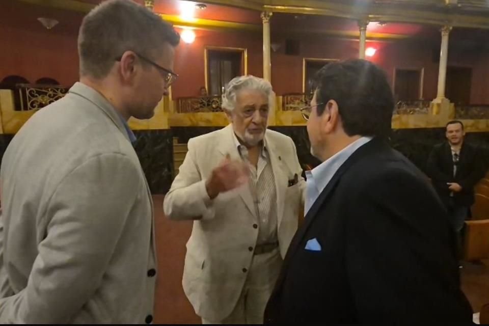 El tenor español Plácido Domingo volvió al Teatro Degollado para presenciar el ensayo general de la zarzuela 'El Orgullo de Jalisco'.