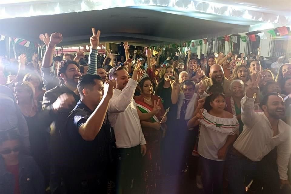 La Alcaldesa de Guadalajara, Verónica Delgadillo, dio el Grito de Independencia en la Colonia San Andrés, entre baile, juegos y comida.