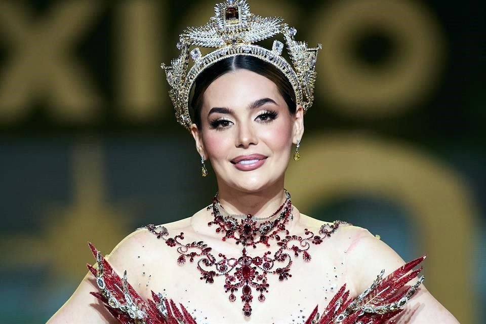 Fernanda Beltrán, Mis Universe México 2024 entregó la corona.