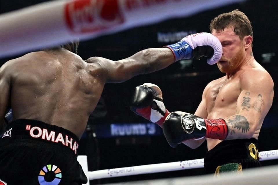 Canelo no pudo imponer su box esta vez.