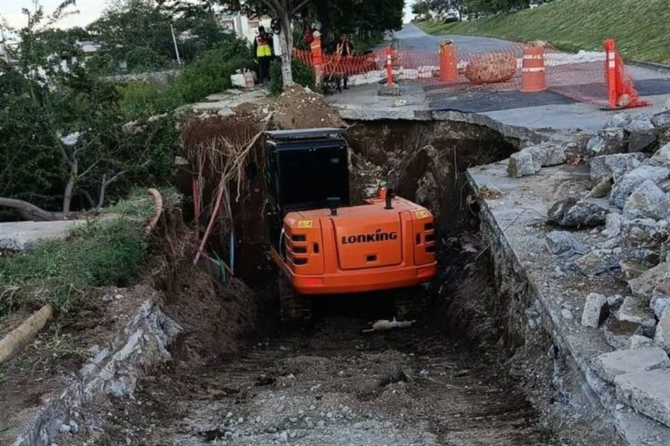 El socavón se formó en el carril lateral de la avenida por lo que la zona tuvo que ser acordonada para evitar el paso de vehículos.