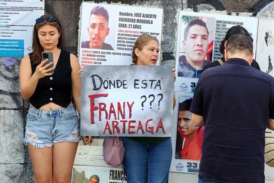 Amigos y familiares de 'Frany' Arteaga se manifestaron en la Glorieta de los Desaparecidos.