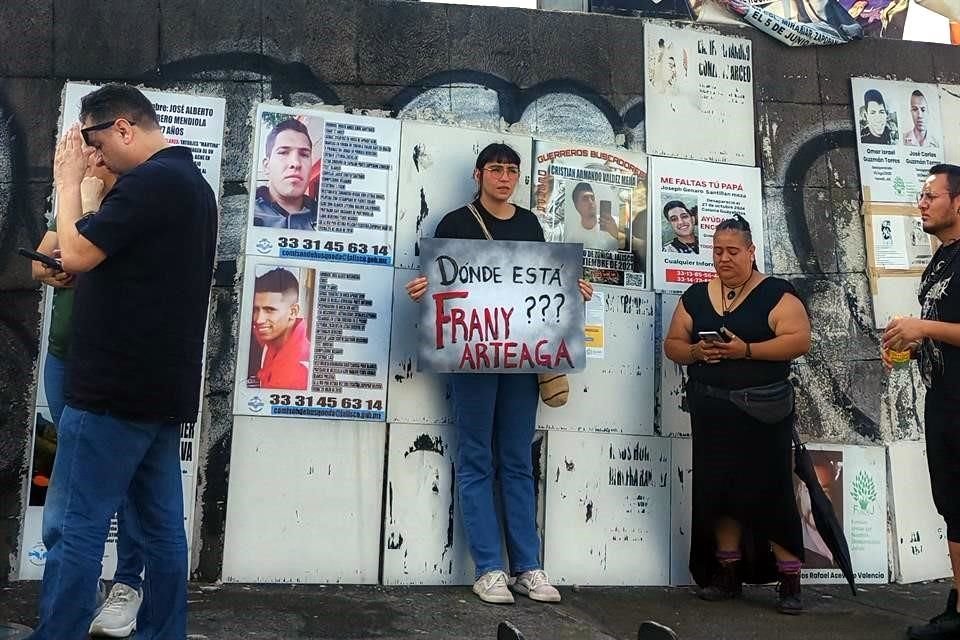 Amigos y familiares de 'Frany' Arteaga se manifestaron en la Glorieta de los Desaparecidos.
