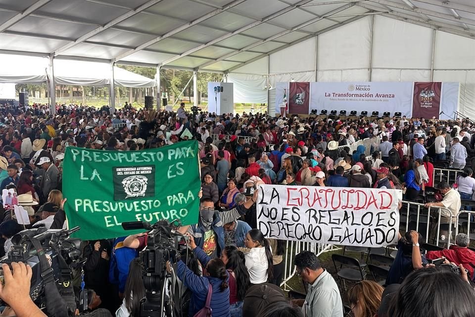 La Presidenta Sheinbaum cerró su gira de este fin de semana en Toluca, Estado de México.