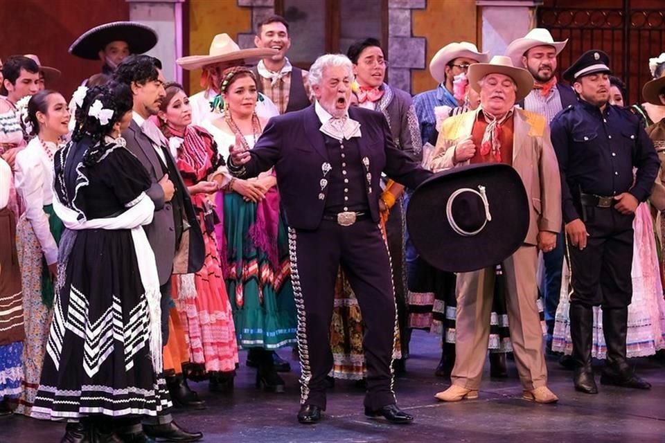 Plácido Domingo, vestido de charro, interpretó 'Ojos Tapatíos' para cerrar la noche en el Teatro Degollado.