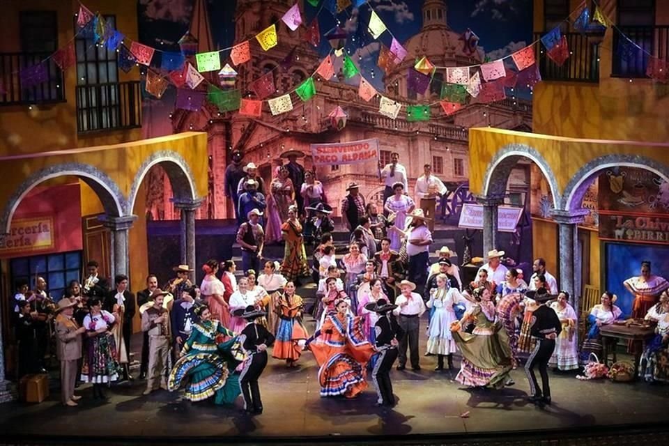 Un montaje con más de 100 artistas fue el que se presentó con 'El Orgullo de Jalisco'.