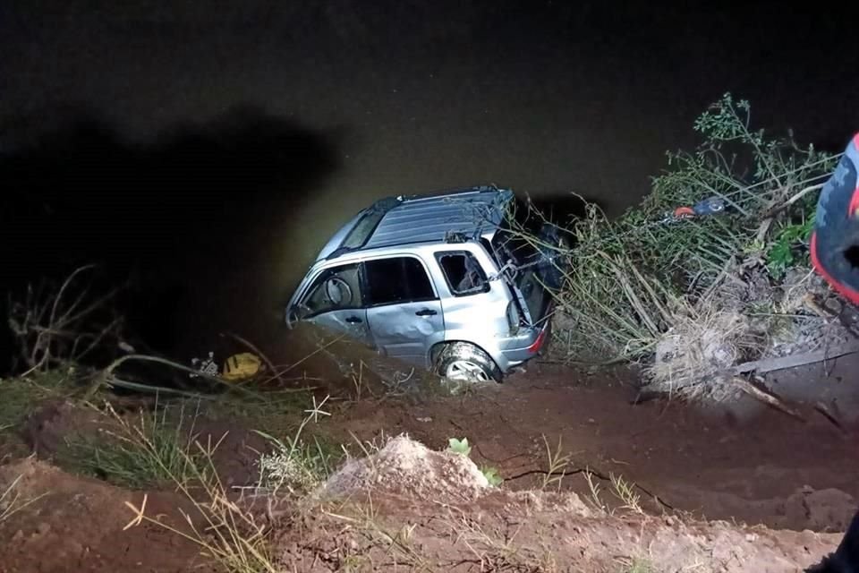 Una mujer y sus dos hijas murieron al quedar atrapadas en un vehículo que cayó a un arroyo en carretera San Juan de los Lagos-Encarnación.