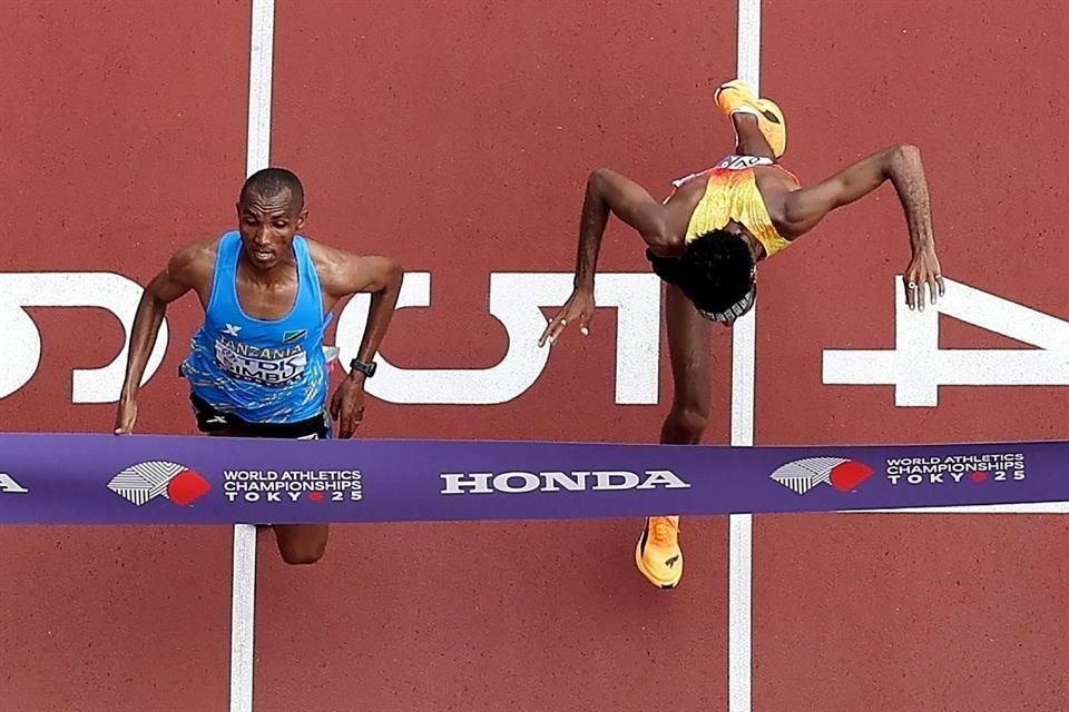 Así el cierre entre Alphonce Simbu y Amanal Petros en el Maratón del Campeonato Mundial.