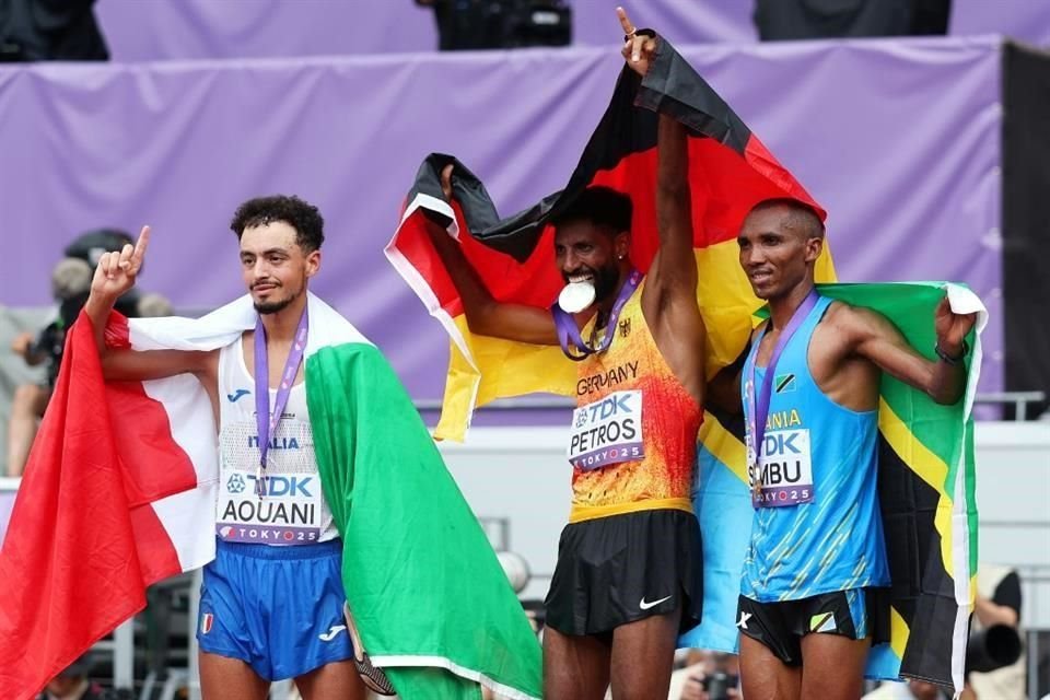 Alphonce Simbuu le da a Tanzania su primera medalla de oro olímpica o de campeonato mundial.