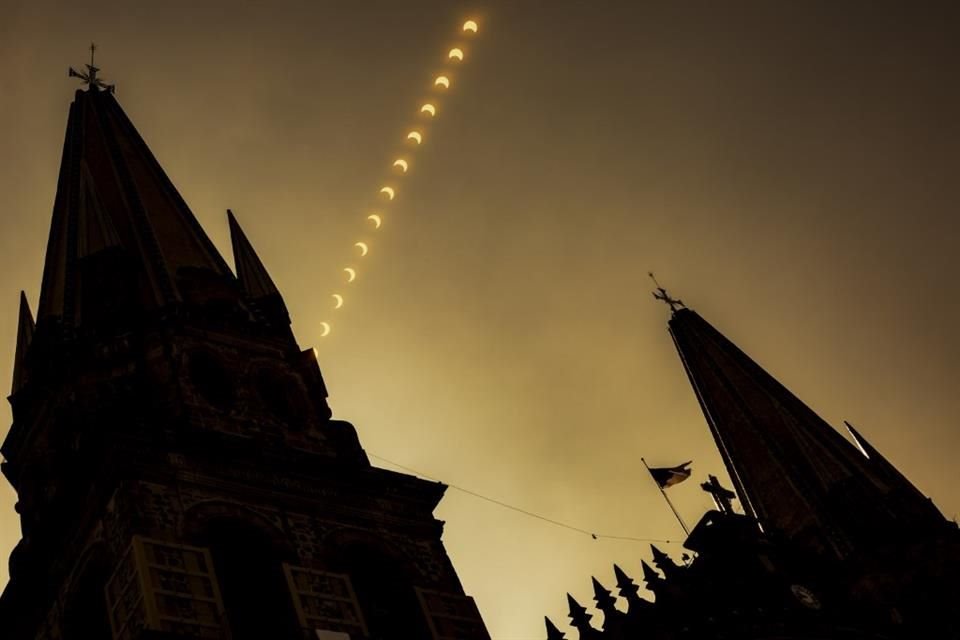 'Bize Bakmak. Alfonso Hernández'in Astrofotoğrafçılığı' sergisinin bir parçası.