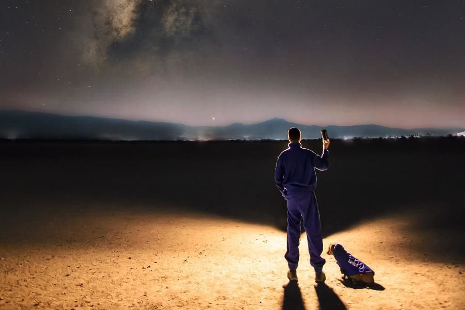 'Bize Bakmak. Alfonso Hernández'in Astrofotoğrafçılığı' sergisinin bir parçası.