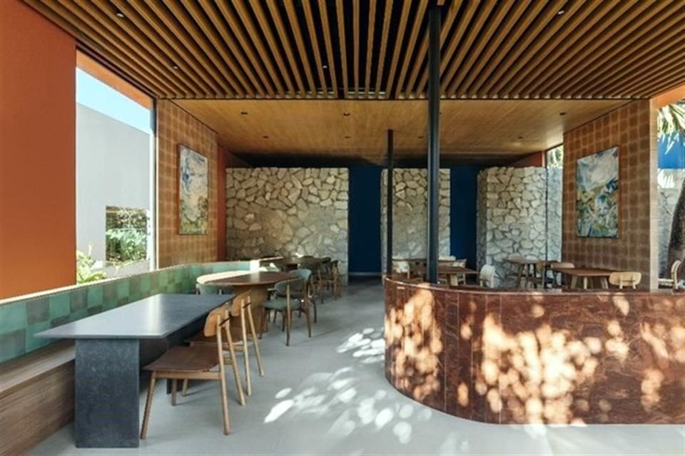 Las curvas moldean el balcón exterior y el mostrador para crear un ambiente acogedor y atractivo.