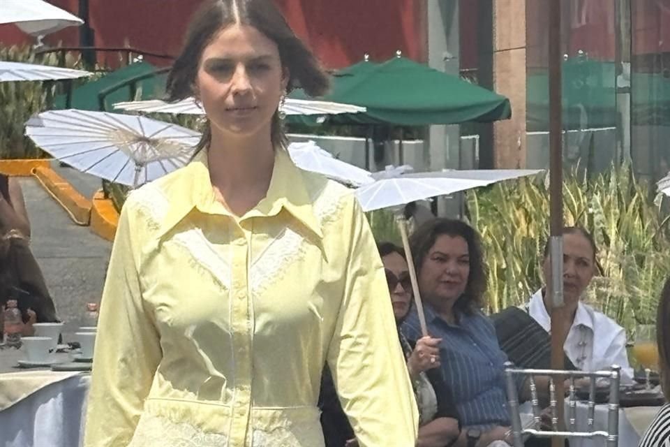 Vestidos versátiles y bordados artesanales destacan en la pasarela de Lydia.