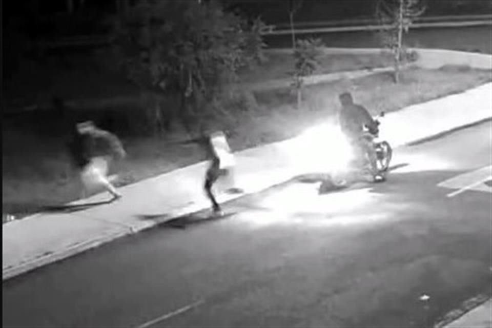 Fue detenido uno de dos sujetos que aparecen en un video, difundido en redes, asaltando a un hombre con una arma de fuego.