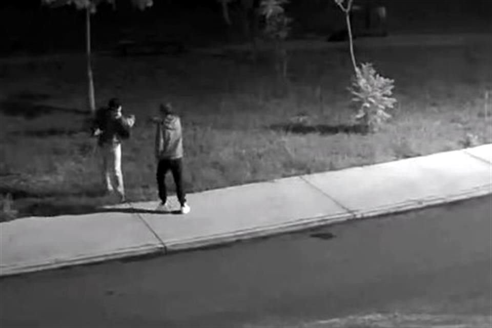 Fue detenido uno de dos sujetos que aparecen en un video, difundido en redes, asaltando a un hombre con una arma de fuego.