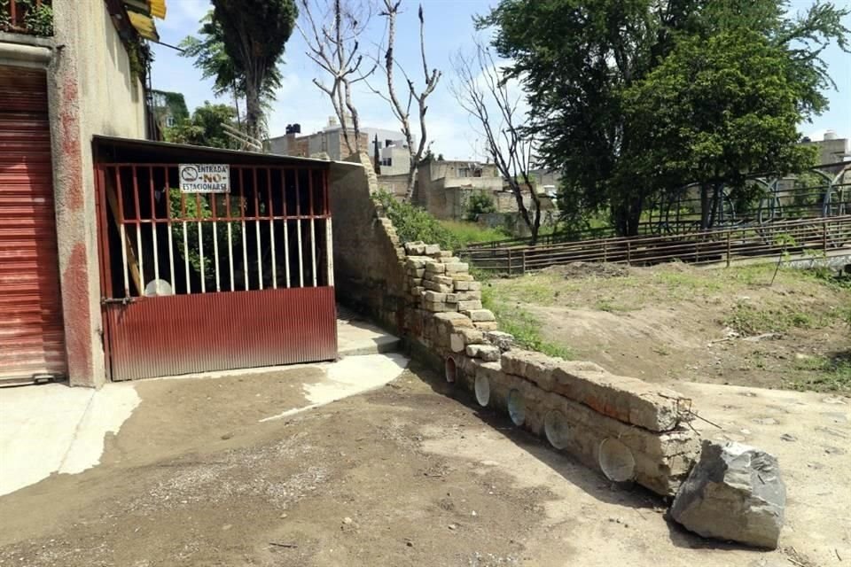 Algunas casas y negocios de la zona reportaron bardas caídas que aún no han sido reparadas.