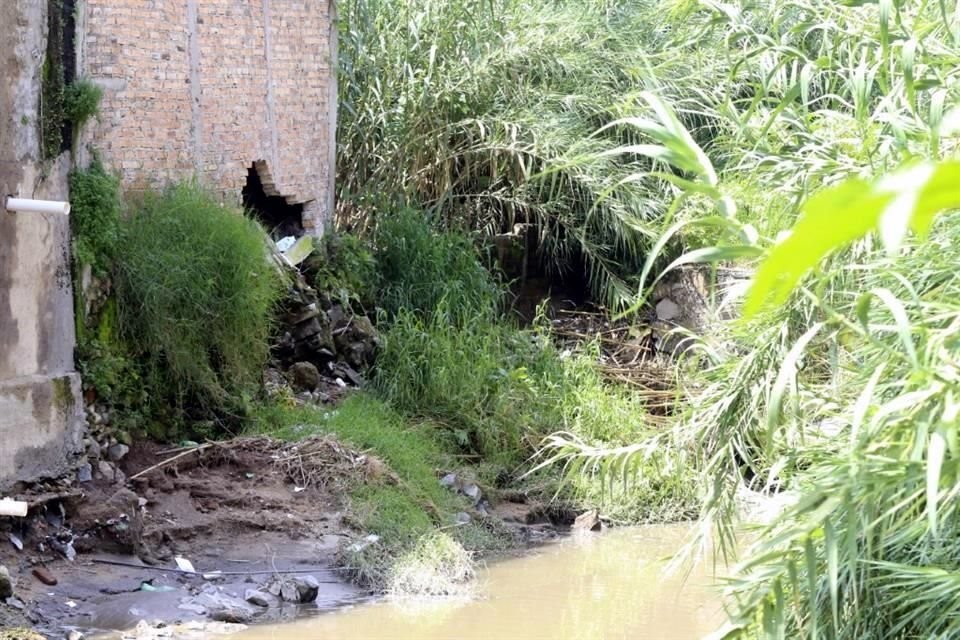 Un gimnasio ubicado en la Calle Ricardo Chávez Pérez, cerró debido al colapso de una barda que colinda con el canal.