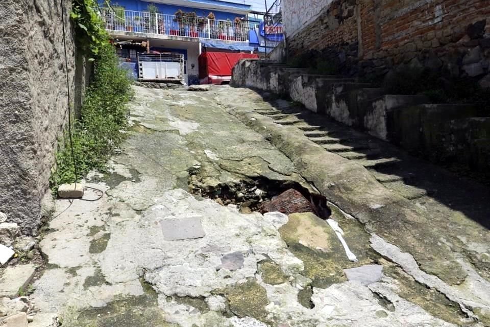 Las calles presentan serios daños en algunos puntos.