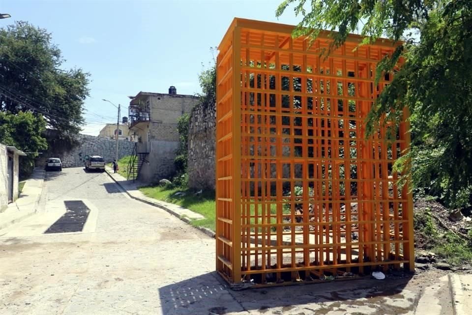 Se colocó una estructura en una boca de tormenta, para evitar taponamientos por la caída de basura.