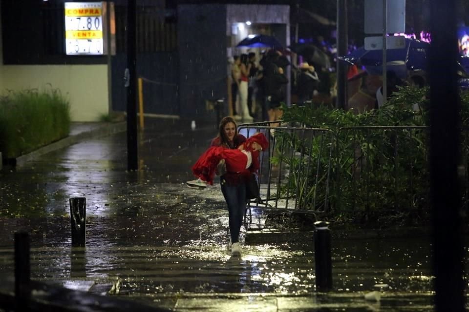 Debido a la fuerte tormenta que cayó esta tarde en la colonia Chapalita de Guadalajara, se canceló la ceremonia del Grito de Independencia.