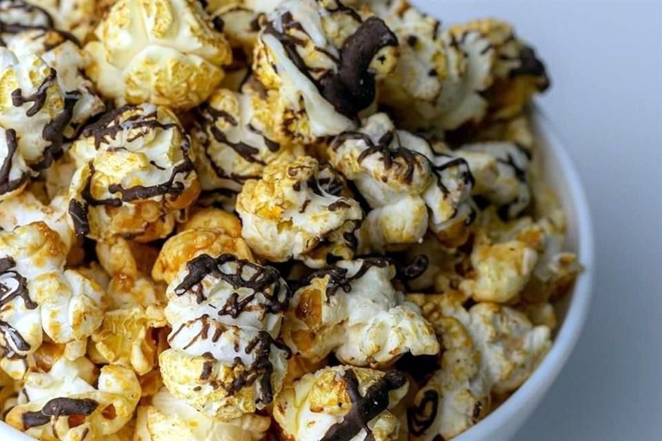 Cheddar con jalapeño, chocolate drizzle y salsas negras son algunos de las opciones de sabor de sus palomitas.
