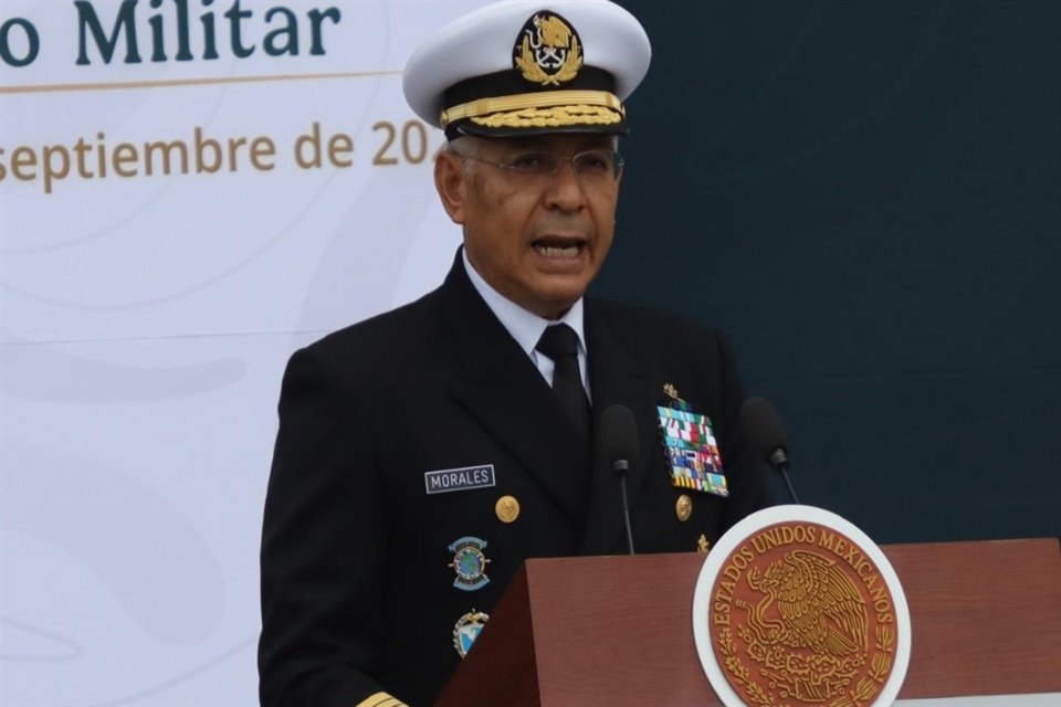 El Secretario de Marina al dar discurso en el Desfile Militar.