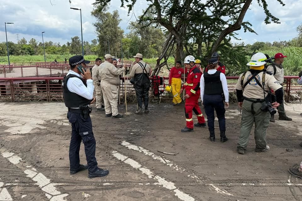 Kevin de Jesús Rivera González, de 20 años de edad, circulaba en su moto en la Colonia Lomas de la Soledad en Tonalá, cuando fue arrastrado por la corriente.