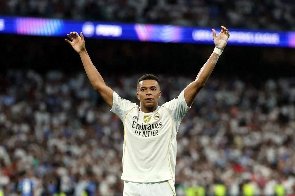 Kylian Mbappé logró doblete.