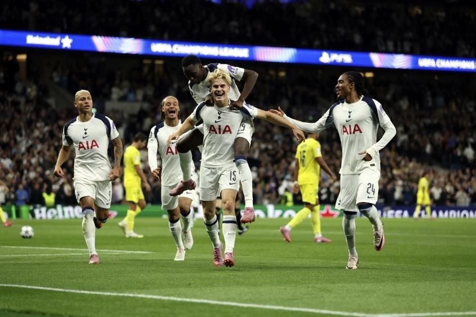 Tottenham celebró en casa luego del triunfo ante Villarreal.