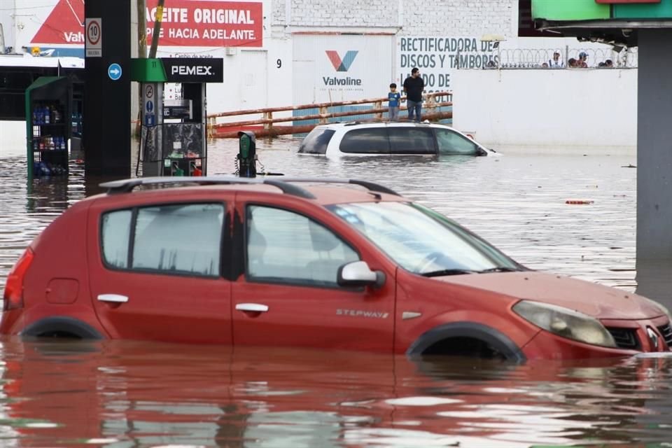 En dicha zona, reportan que el agua alcanzó más de un metro de altura.