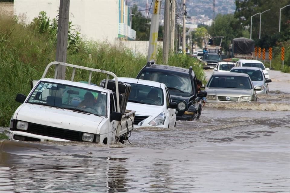 Decenas de automovilistas profirieron orillarse, pues no se podía circular. 