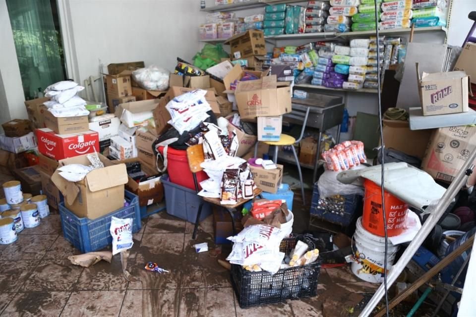 Una familia abarrotera cuenta que perdió varios productos s causa de la inundación.