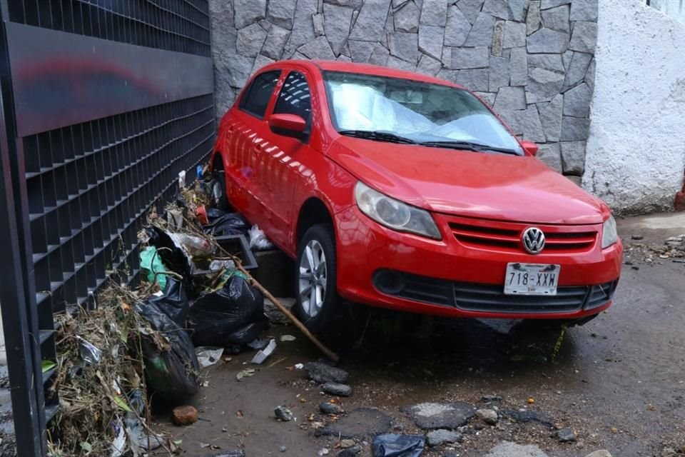 Vecinos señalan que al menos seis autos fueron arrastrados por la corriente, o bien, quedaron inundados.