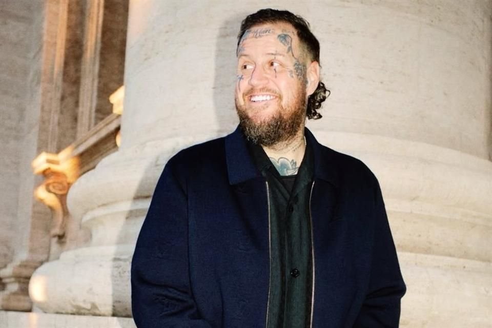 El cantautor Jelly Roll usó sus redes sociales para presumirle a sus fans su nuevo físico, tras bajar poco más de 90 kilos en los últimos meses.