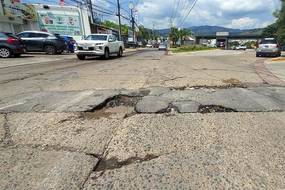 Un enorme bache se formó entre el ingreso al Fraccionamiento Bosques de Santa Anita y la Calle Ximar.
