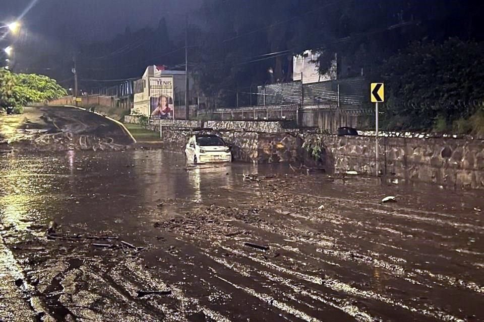 Las confluencia del bulevar y la Calle Santa Anita amaneció llena de lodo.