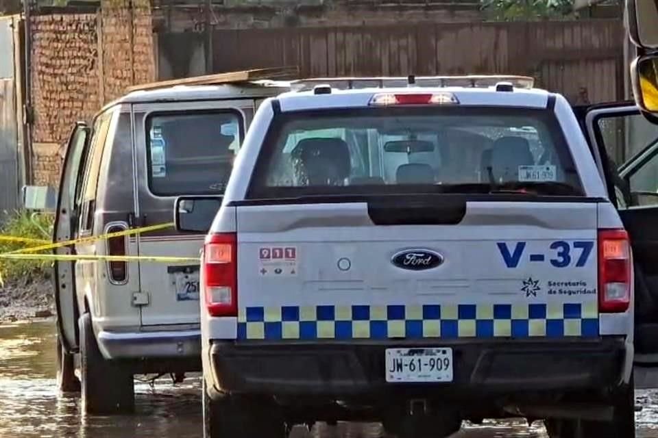 Dos personas fueron localizadas sin vida al interior de un automóvil que quedó varado en medio de una inundación.