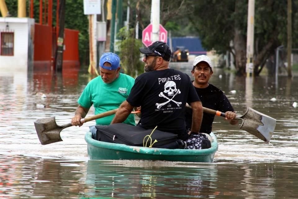Ayer, nuevamente la Avenida Adolf Horn colapsó y amaneció como si fuera un lago debido al desbordamiento del Arroyo Seco.