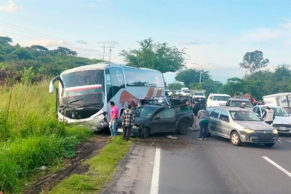 El choque se registró sobre la Carretera a Morelia en Tlajomulco, a la altura de la Colonia Colinas de Santa Anita.