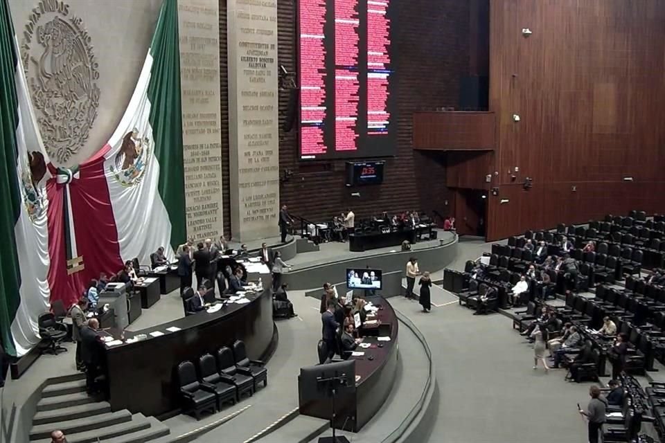 Aspecto de la sesión en la Cámara de Diputados, donde legisladores analizan la política económica en el primer año de Gobierno de la Presidenta Sheinbaum.