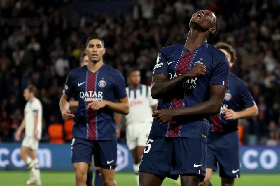 Nuno Mendes celebra uno de los goles del PSG.