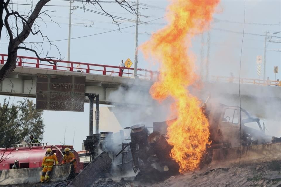 Autoridades locales informaron que dos personas permanecen en estado de desconocidas tras la explosión de pipa en Iztapalapa.