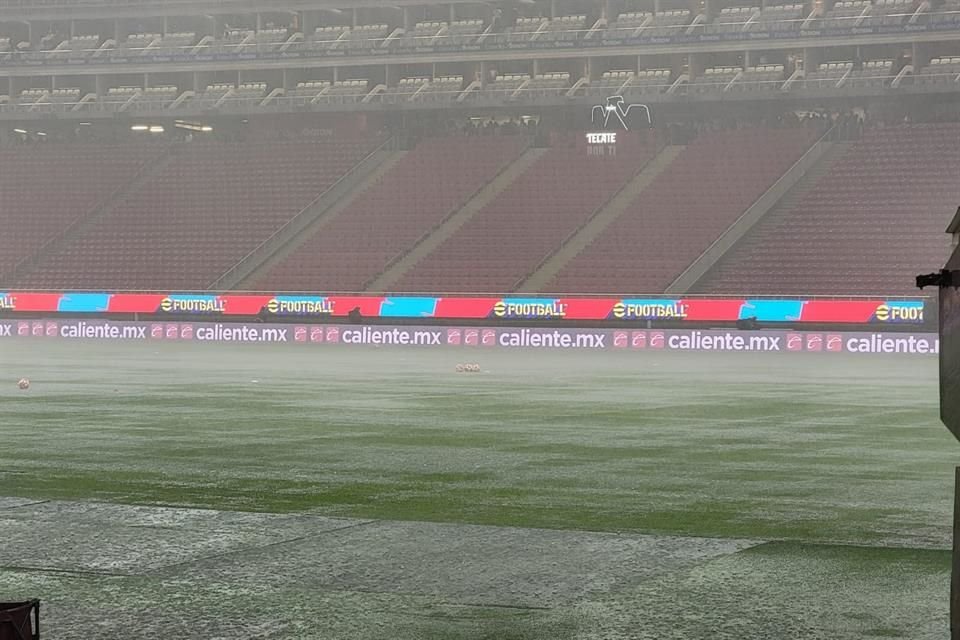 Así lucía la cancha del Estadio AKRON a las 18:50 horas.