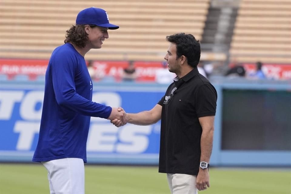 Checo recibió una clase exprés de pitcheo por parte de Tyler Glasnow.