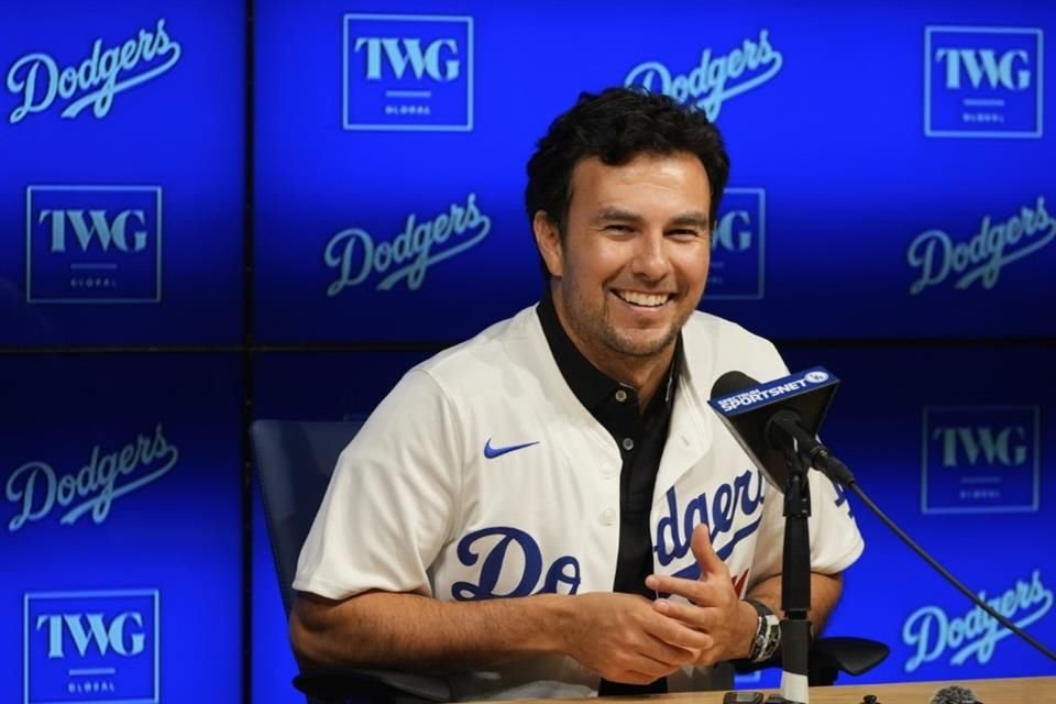 El mexicano lució sonriente con la franela de los Dodgers.
