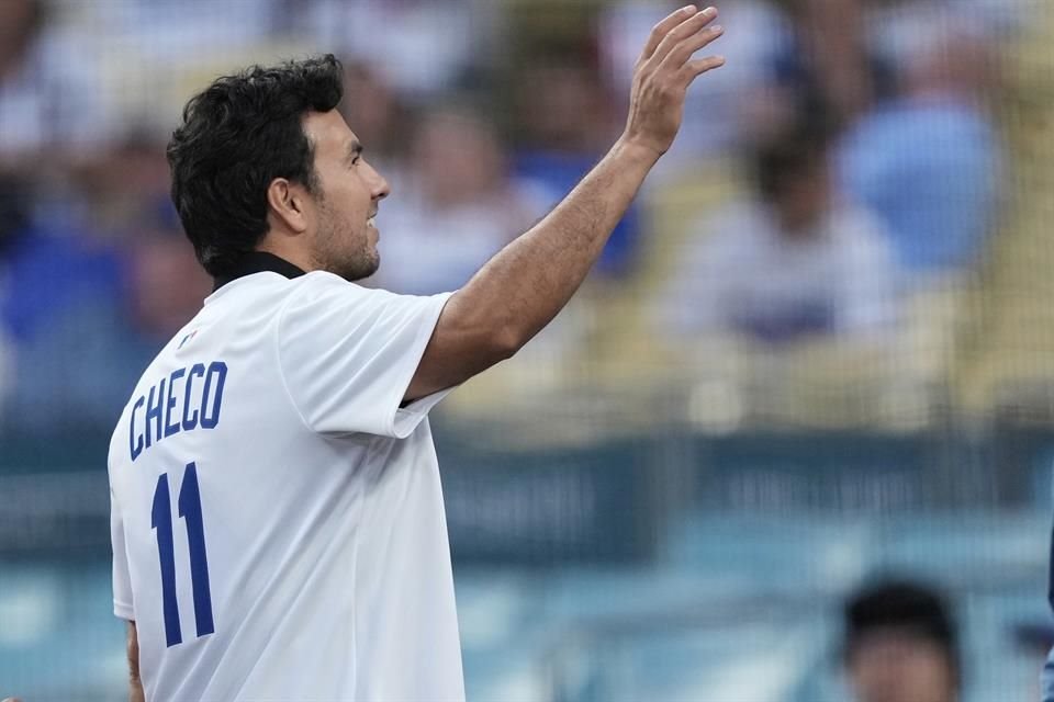 Sergio Pérez fue el invitado de lujo de los Dodgers de Los Ángeles y lanzó la primera bola, previo al duelo ante Filis de Filadelfia.