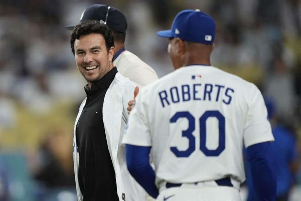 Sergio Pérez fue el invitado de lujo de los Dodgers de Los Ángeles y lanzó la primera bola, previo al duelo ante Filis de Filadelfia.